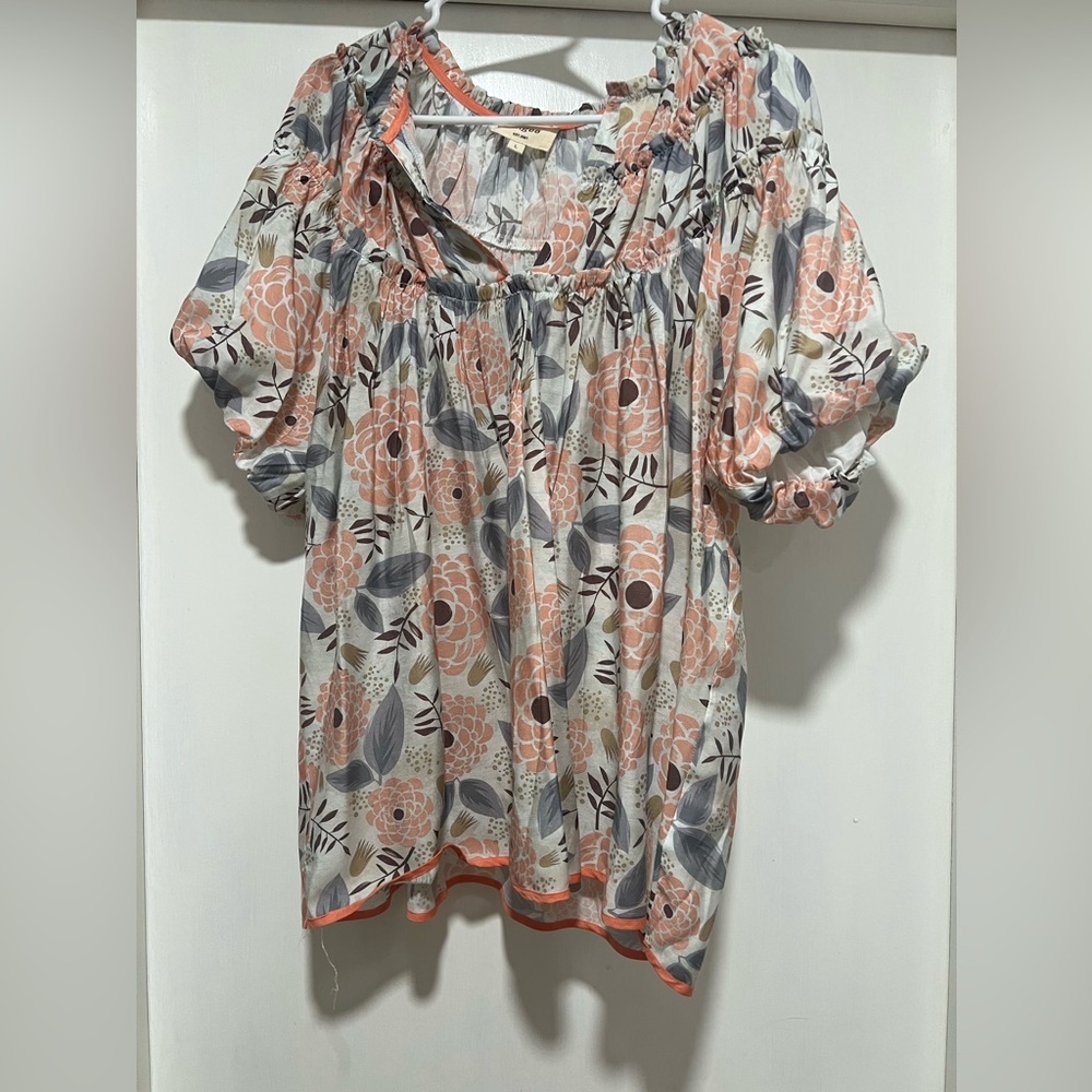 Size L Umgee bubble sleeve shirt